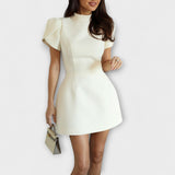 Lily - Rückenfreies Mini-Kleid mit Schleife und kurzen Ärmeln