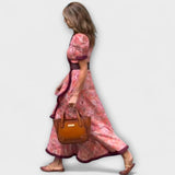 Elegantes pinkes Maxikleid mit kurzen Ärmeln