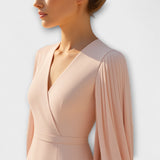 Rachel - Helles Rosa Midi-Kleid mit V-Ausschnitt und Chiffonärmeln