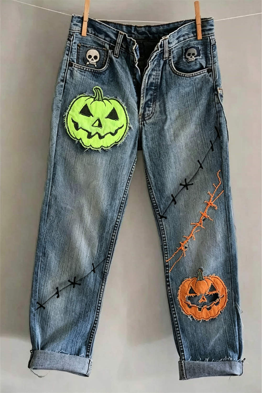 Celeste | Von Halloween inspirierte blaue Jeans mit mittelhoher Taille und geradem Bein in mittlerer Waschung