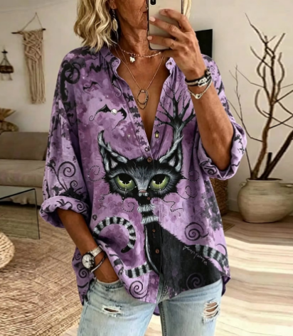 Keira | Retro-Halloween-inspiriertes schwarzes Katzen-Kunstmuster-Shirt