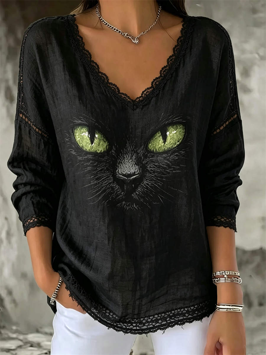 Aurora | Von Halloween inspirierte, langärmlige Bluse mit schwarzem Katzengesichtsprint und Spitze und V-Ausschnitt