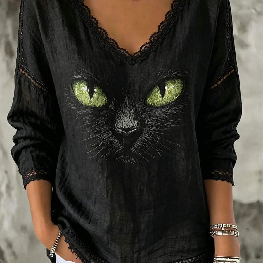 Aurora | Von Halloween inspirierte, langärmlige Bluse mit schwarzem Katzengesichtsprint und Spitze und V-Ausschnitt