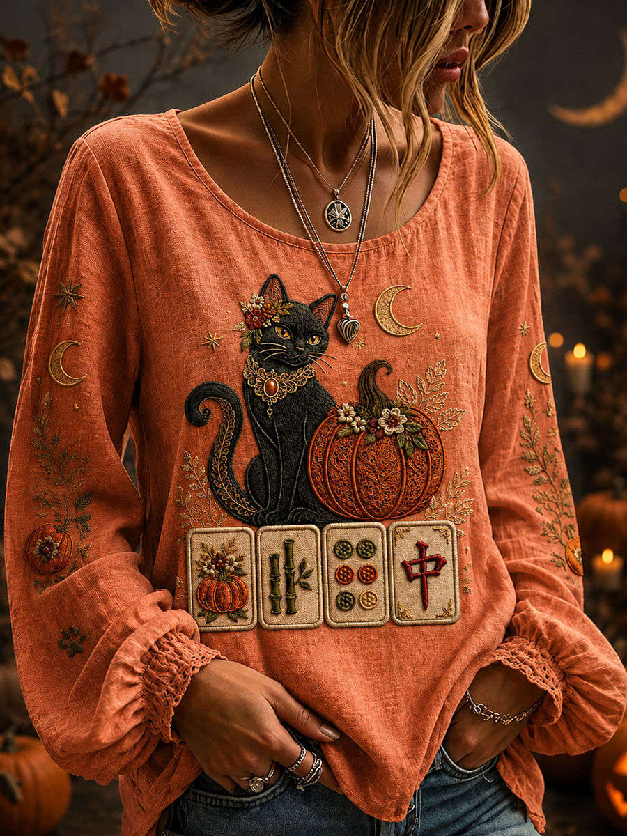 Alma | Halloween-inspirierte langärmlige Bluse mit orangefarbener schwarzer Katze und Kürbis-Mahjong-Print und Rundhalsausschnitt