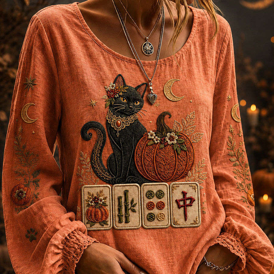 Alma | Halloween-inspirierte langärmlige Bluse mit orangefarbener schwarzer Katze und Kürbis-Mahjong-Print und Rundhalsausschnitt