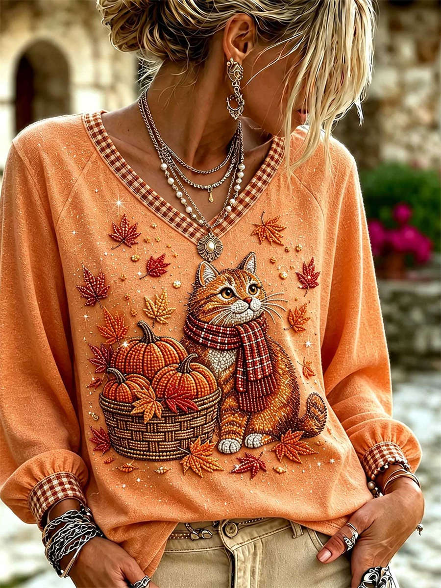 Bianca | Halloween-inspiriertes, langärmliges Top mit V-Ausschnitt und orangefarbener Katze, Kürbis-Ahornblatt-Print