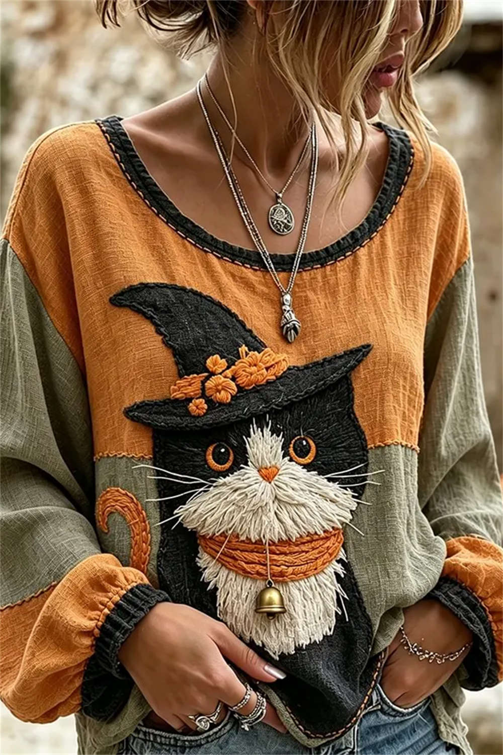Ruby | Halloween-Bluse mit mehreren Zauberer-Katzen-Stickereien, Rundhalsausschnitt und langen Ärmeln