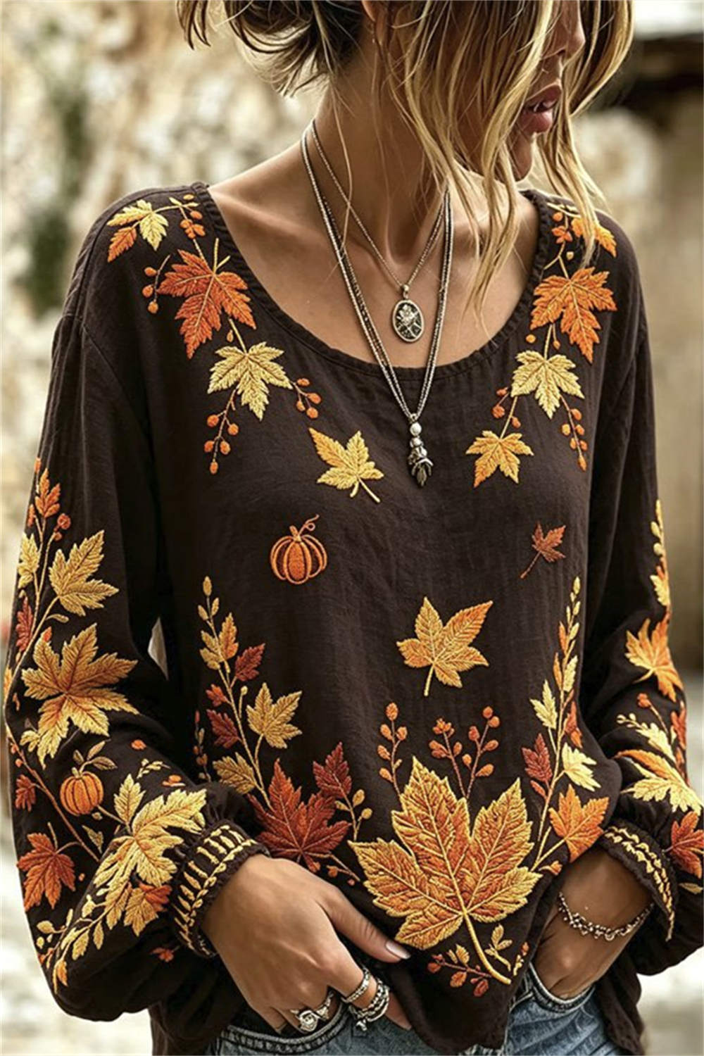 Vivian | Dunkelbraune Halloween-Bluse mit Ahornblatt und Kürbismuster, Rundhalsausschnitt und langen Ärmeln