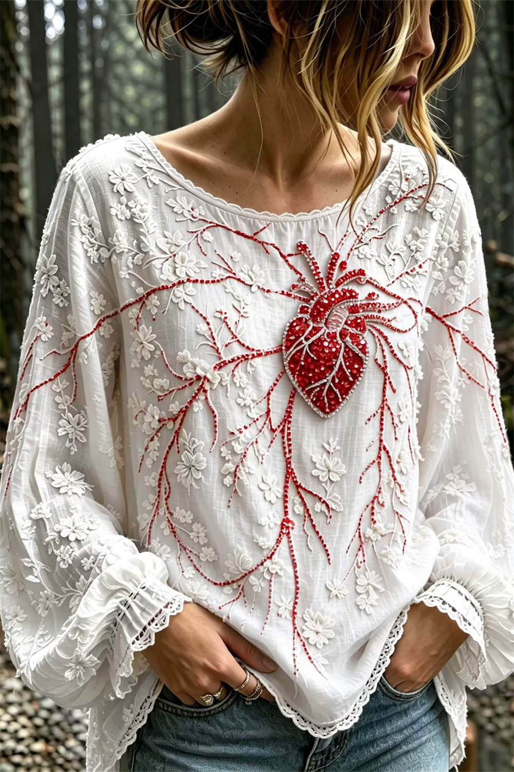 Serena | Von Halloween inspirierte, weiße Puffärmelbluse mit Herz- und Blumenmuster und Rundhalsausschnitt