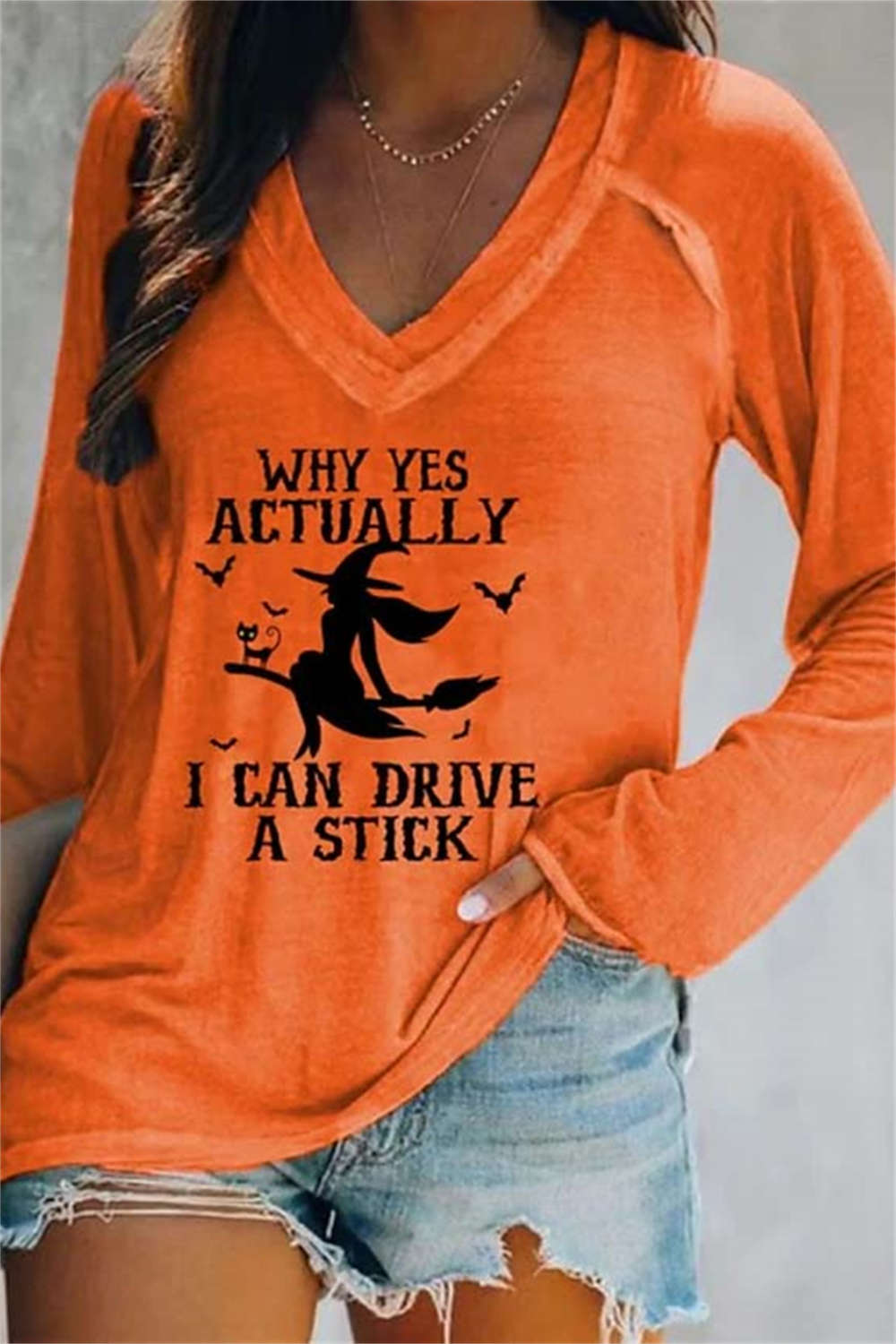 Sadie | Halloween-inspirierte orange Hexen-Bluse mit Buchstaben-Print und V-Ausschnitt