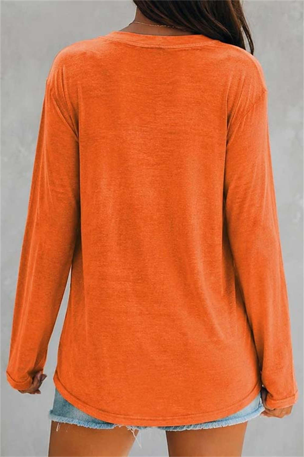 Sadie | Halloween-inspirierte orange Hexen-Bluse mit Buchstaben-Print und V-Ausschnitt