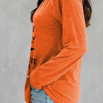 Sadie | Halloween-inspirierte orange Hexen-Bluse mit Buchstaben-Print und V-Ausschnitt
