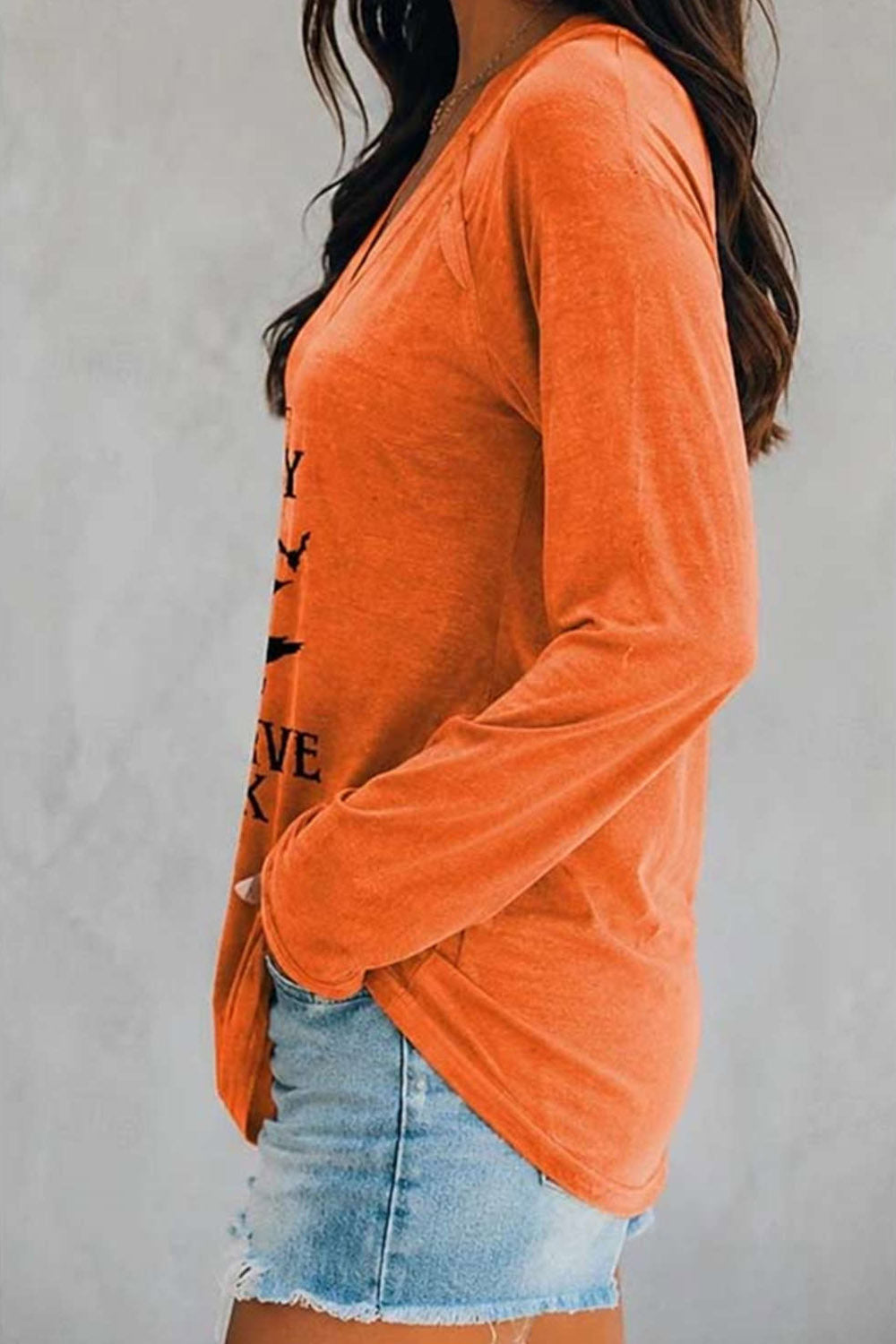 Sadie | Halloween-inspirierte orange Hexen-Bluse mit Buchstaben-Print und V-Ausschnitt