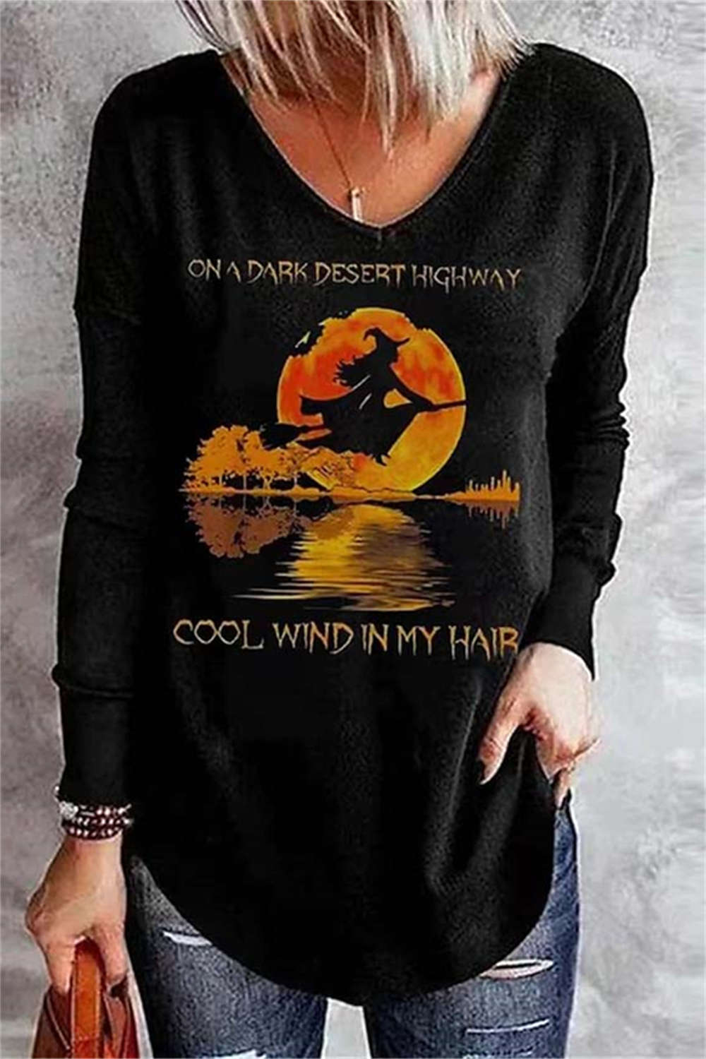 Tatiana | Halloween-inspirierte schwarze Hexen-Bluse mit Buchstaben-Print und V-Ausschnitt
