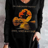 Tatiana | Halloween-inspirierte schwarze Hexen-Bluse mit Buchstaben-Print und V-Ausschnitt