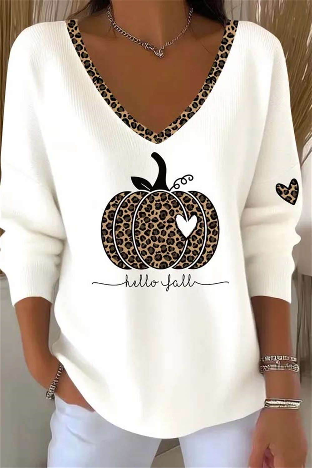 Elisa | Halloween-inspiriertes weißes Langarm-Oberteil mit Leoparden-Kürbis-V-Ausschnitt