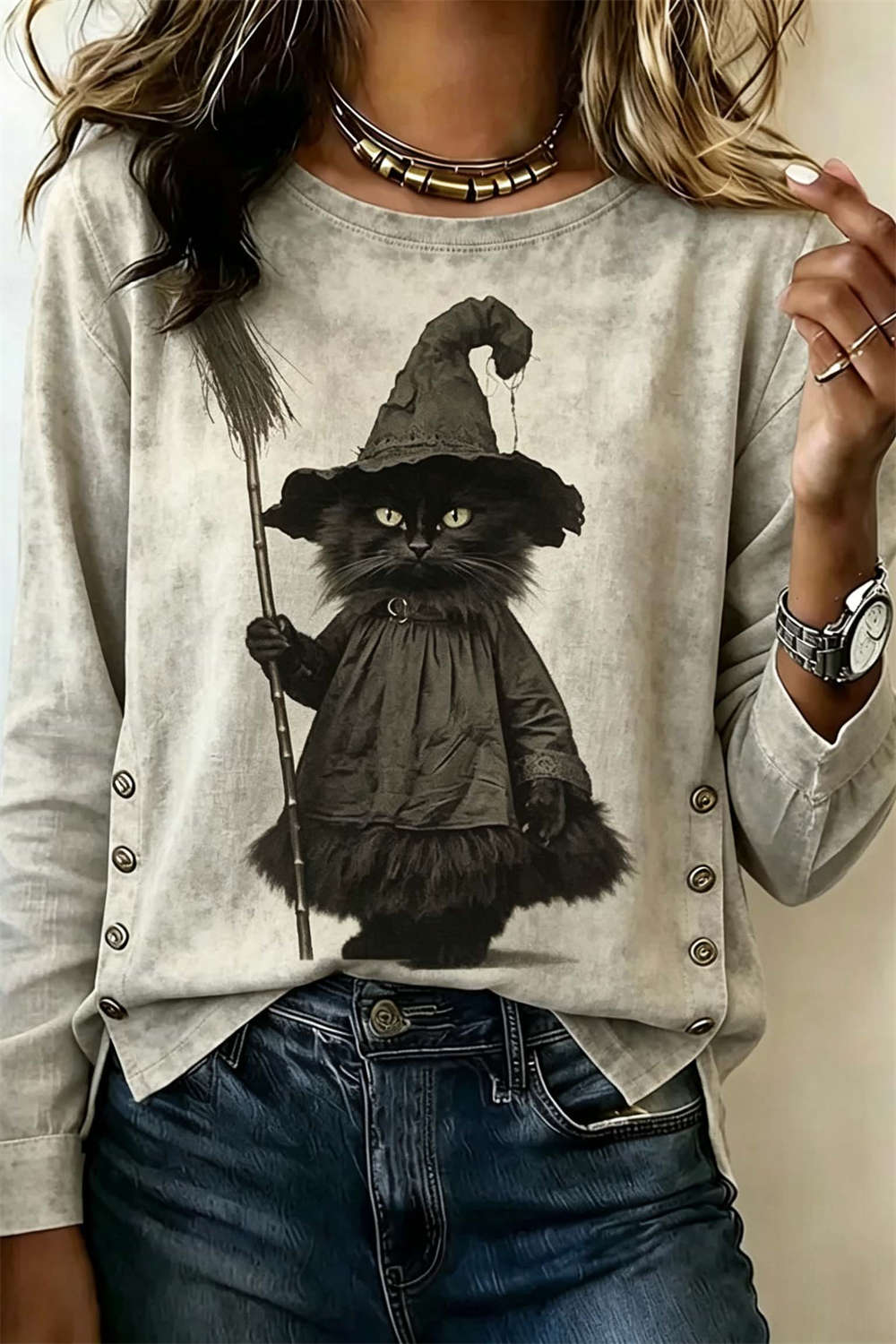 Delilah | Halloween-inspirierte graue Hexenkatzen-Kunst-Rundhals-Langarmbluse