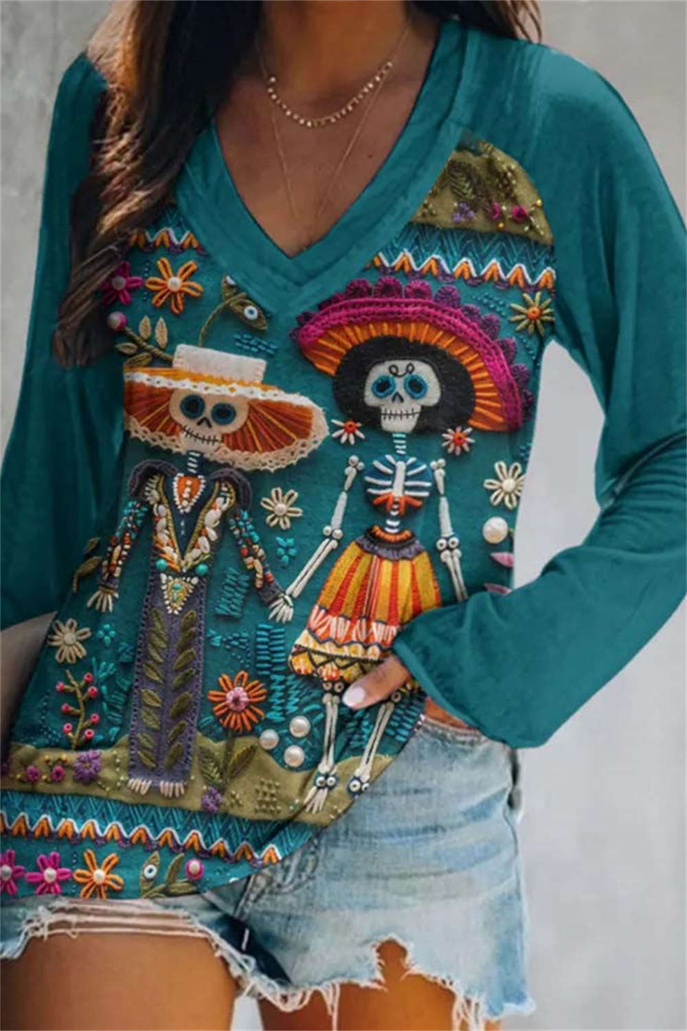 Andrea | Von Halloween inspirierte, blaugrüne Langarmbluse mit Skelett-Print und V-Ausschnitt