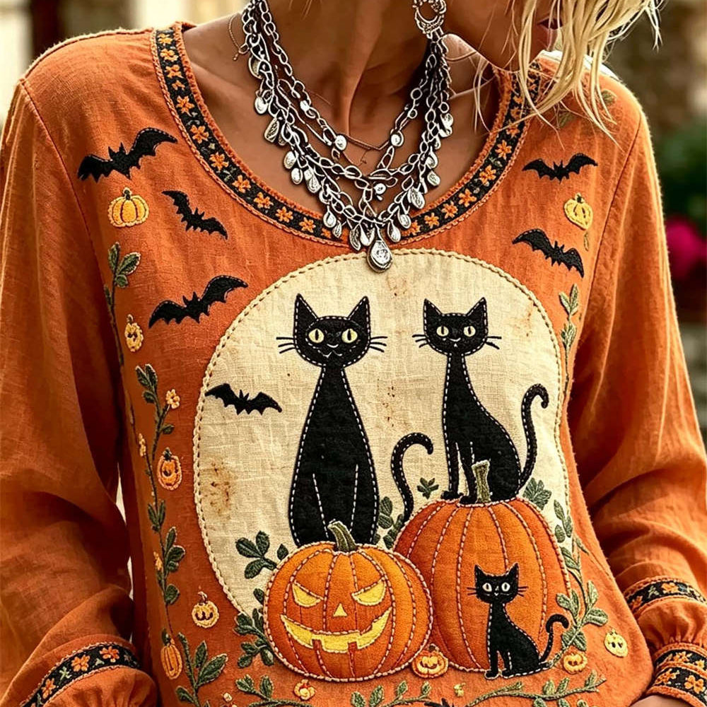 Amanda | Halloween-inspirierte, langärmlige Bluse mit Rundhalsausschnitt und Kürbismuster in Orange und Schwarzer Katze