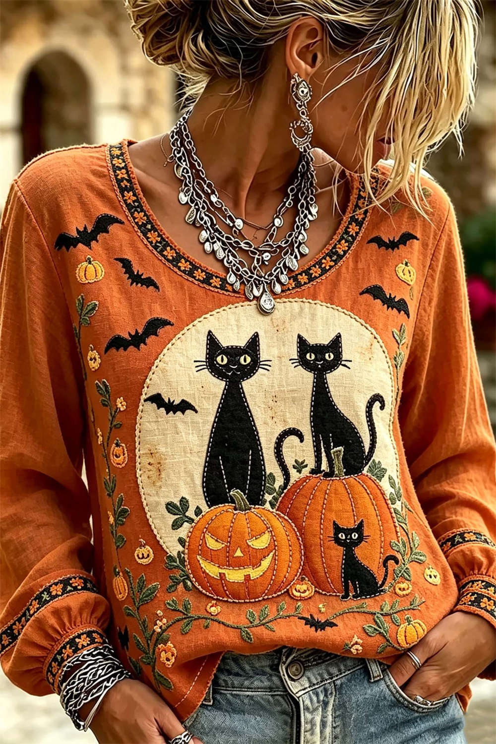 Amanda | Halloween-inspirierte, langärmlige Bluse mit Rundhalsausschnitt und Kürbismuster in Orange und Schwarzer Katze