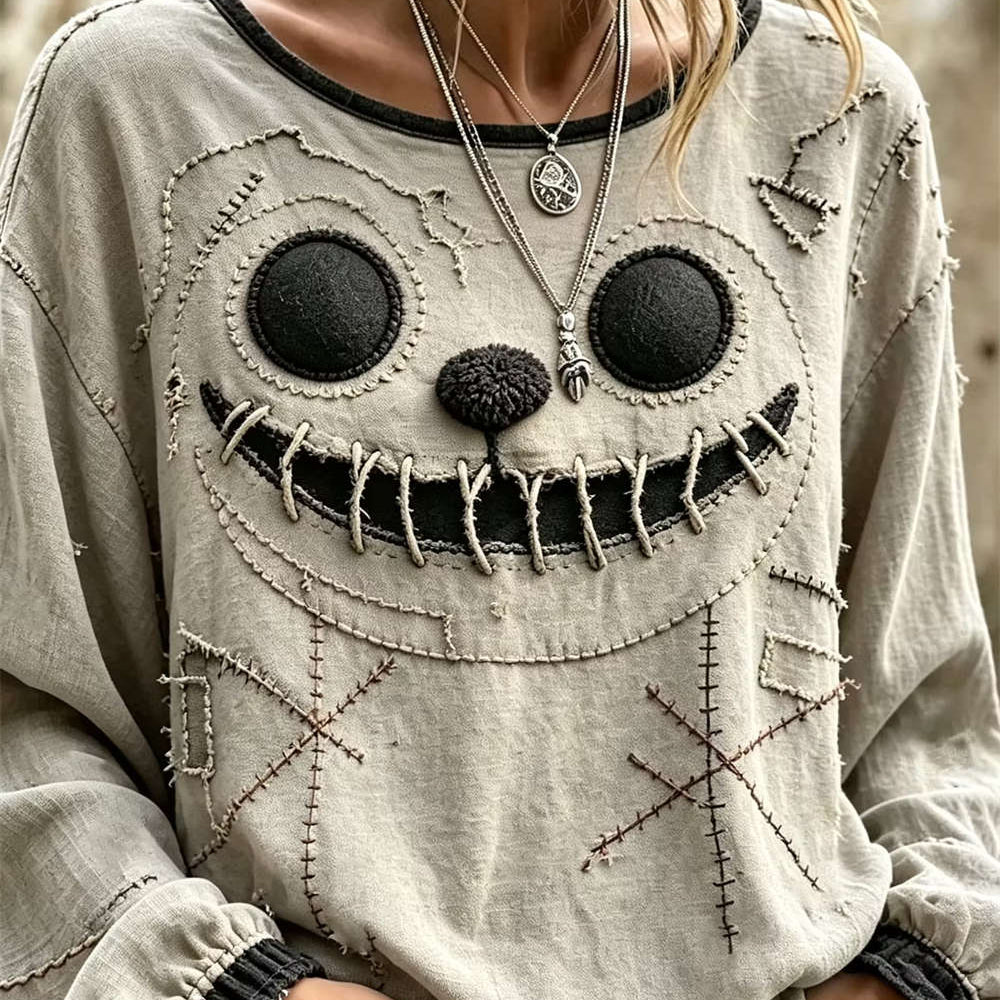 Noelle | Von Halloween inspirierte, beigefarbene Langarmbluse mit gesticktem Geistergesicht-Aufdruck und Rundhalsausschnitt