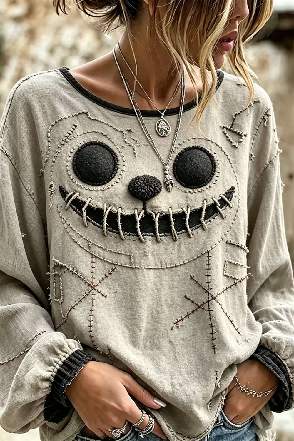 Noelle | Von Halloween inspirierte, beigefarbene Langarmbluse mit gesticktem Geistergesicht-Aufdruck und Rundhalsausschnitt