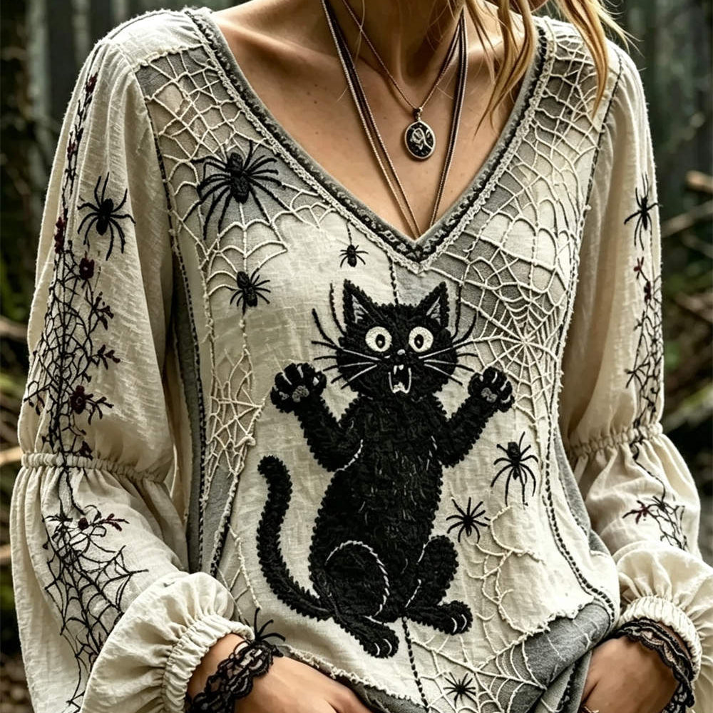 Mariana | Halloween-inspirierte, mehrfarbige Gothic-Bluse mit Katzen- und Spinnenmuster und V-Ausschnitt und Puffärmeln