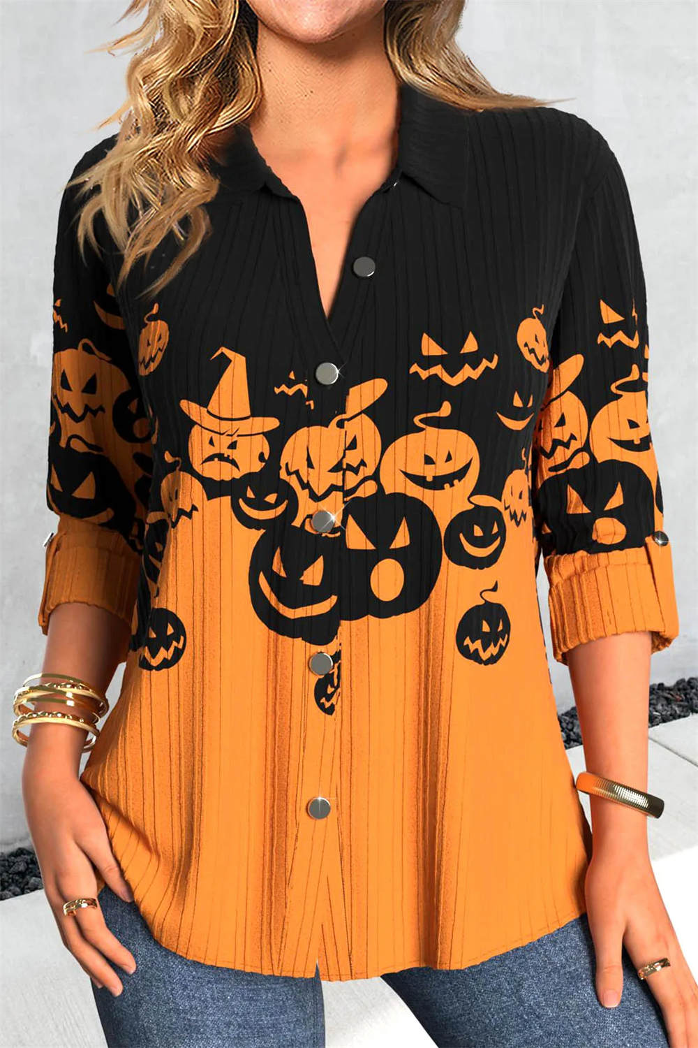 Hannah | Halloween-inspirierte Langarmbluse mit Hemdkragen in Schwarz und Orange mit Kürbismuster