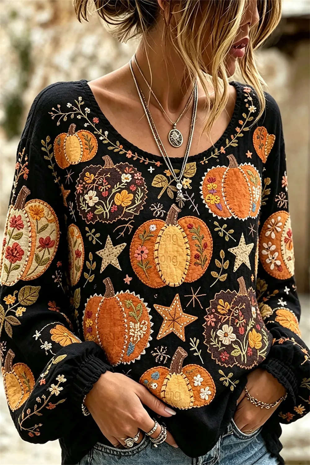 Esme | Halloween-inspirierte schwarze, geblümte Kürbis-Langarmbluse mit Rundhalsausschnitt
