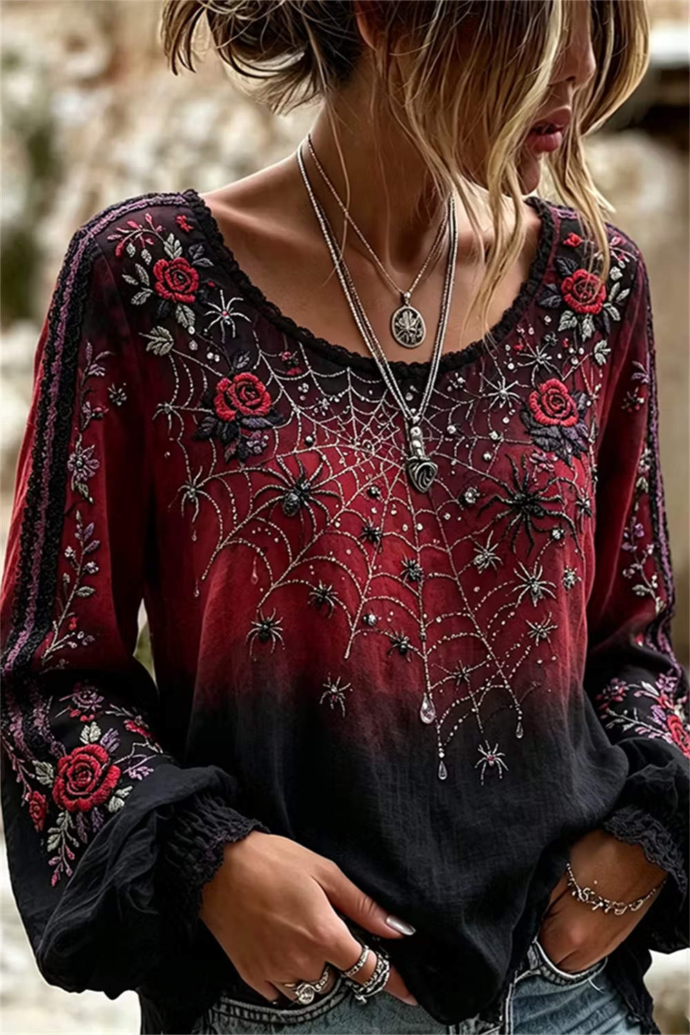 Imogen | Von Halloween inspirierte, rot-schwarze Farbverlaufs-Langarmbluse mit Spinnen- und Rosenmuster und U-Ausschnitt