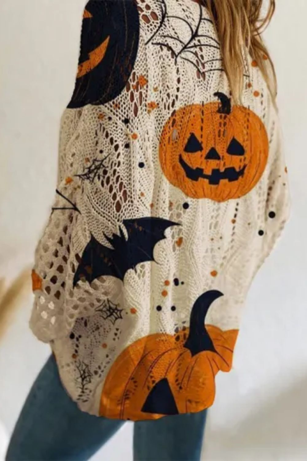 Gwendolyn | Halloween-inspirierter langärmliger Rundhalspullover mit mehreren Kürbisfledermäusen