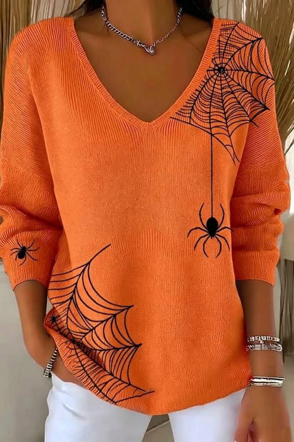 Evangeline | Halloween-inspirierter orangefarbener Spinnennetz-Print-Langarmpullover mit V-Ausschnitt