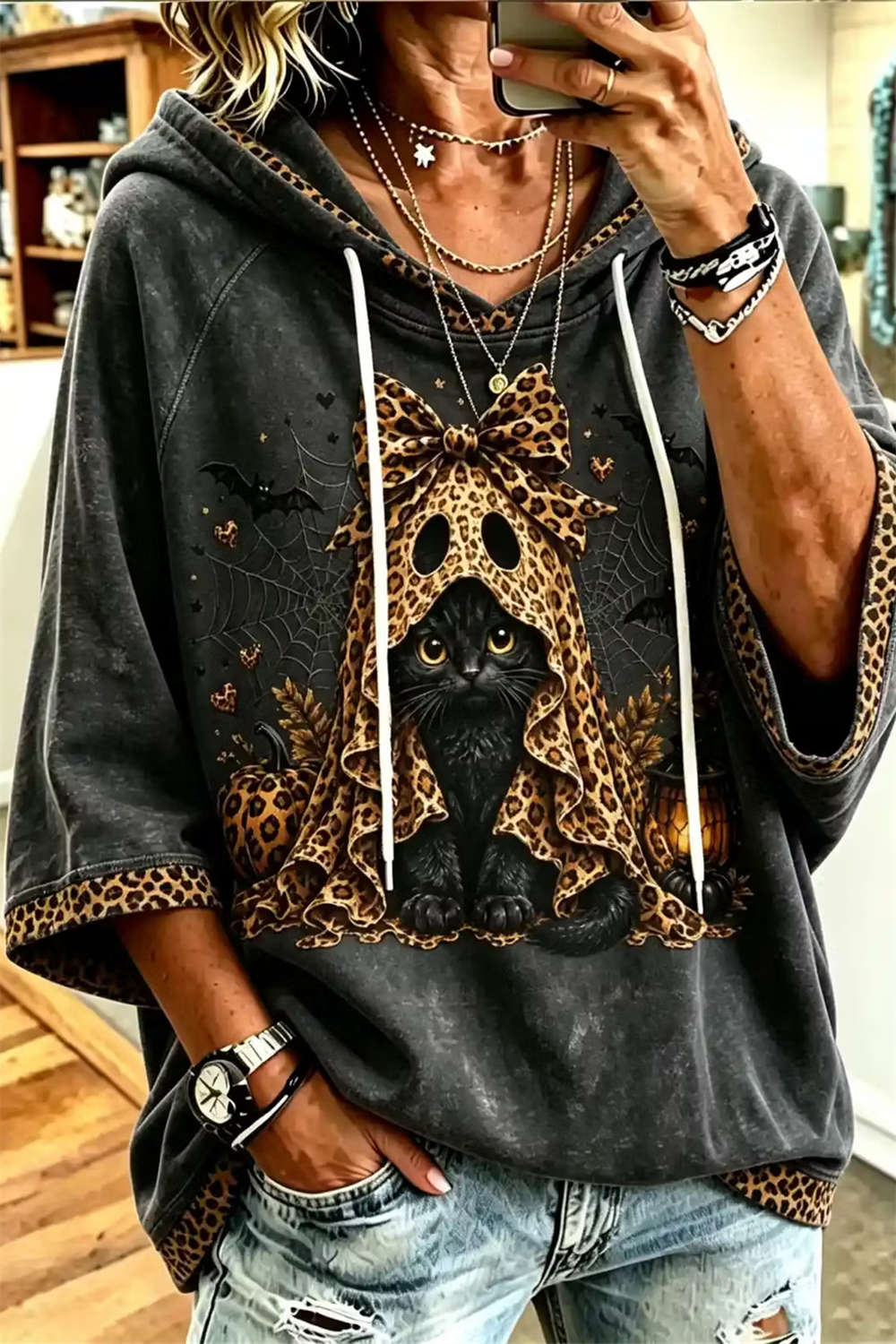 Melody | Halloween-inspirierter dunkelgrauer Kapuzenpullover mit Leopardenmuster, schwarzer Katze, Fledermaus und Spinnennetz