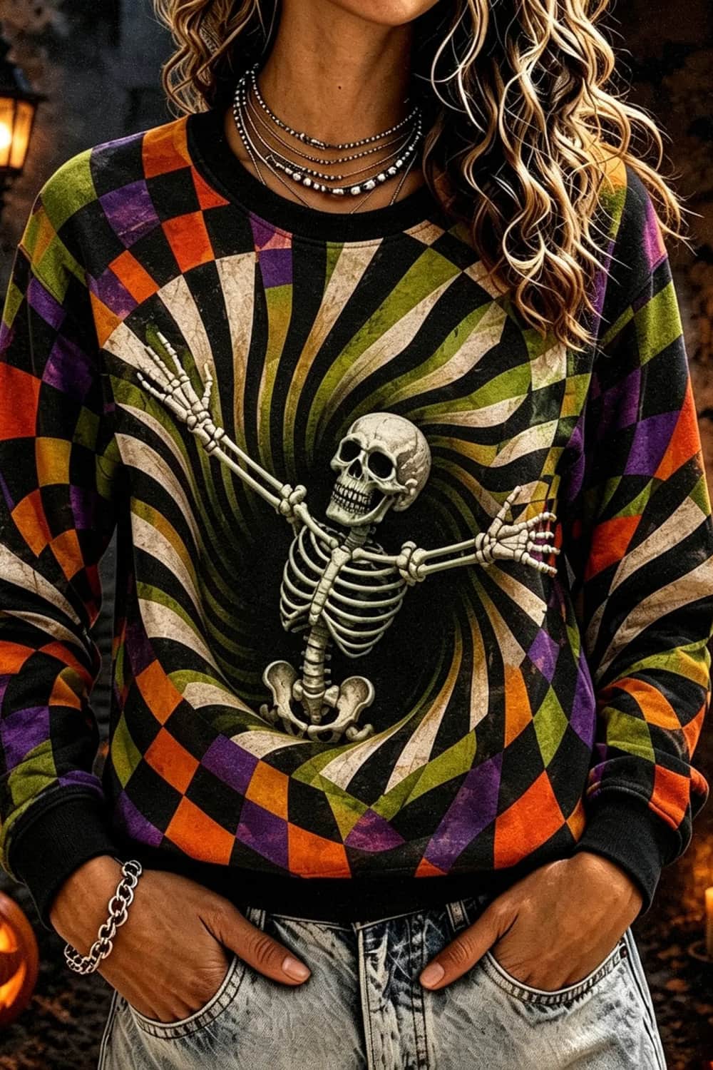 Caroline | Halloween-inspiriertes Rundhals-Sweatshirt mit mehrfarbigem Spiralkaro und Totenkopf-Print