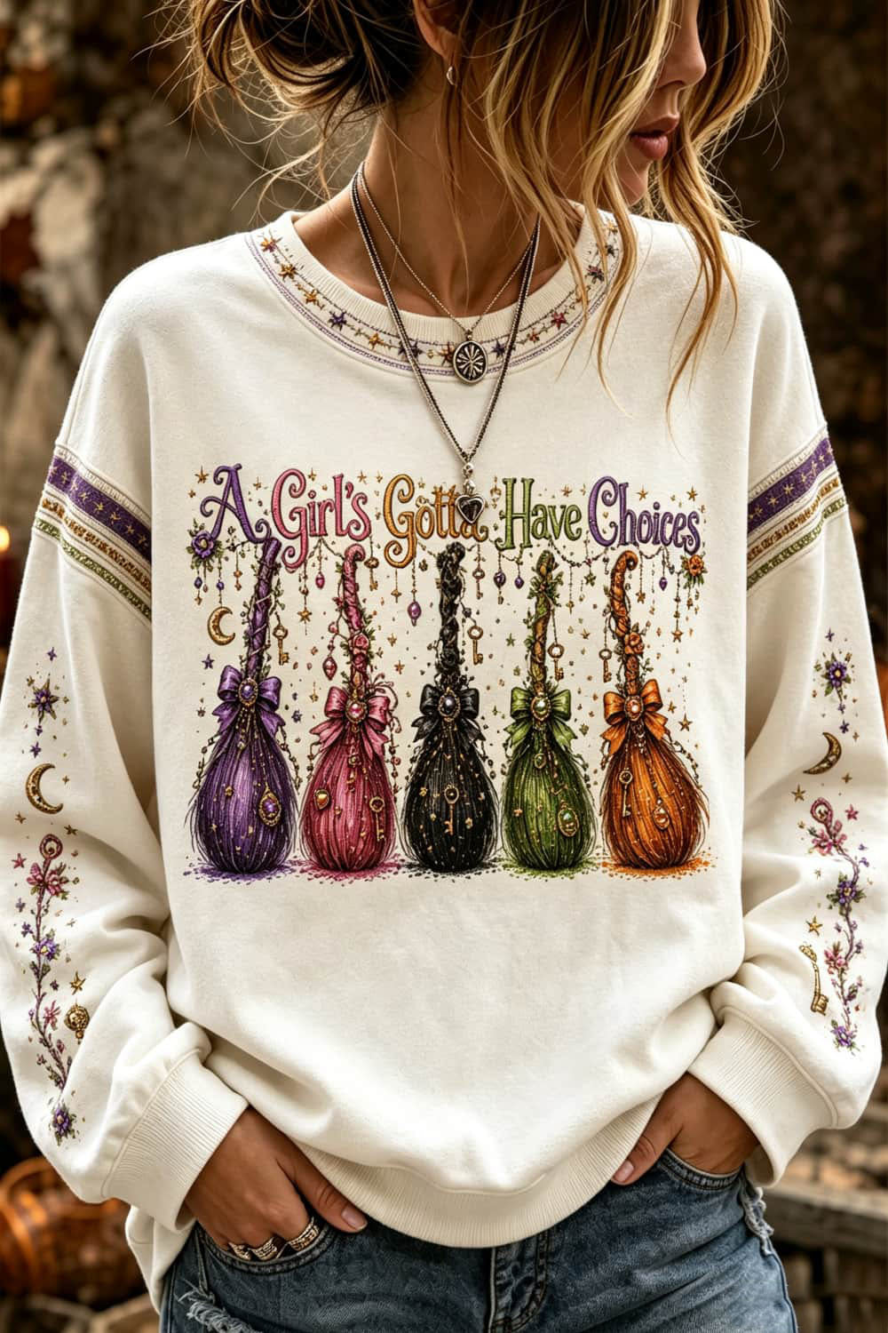 Genevieve | Halloween-inspiriertes weißes Langarm-Sweatshirt mit Hexenbesen-Print und Rundhalsausschnitt