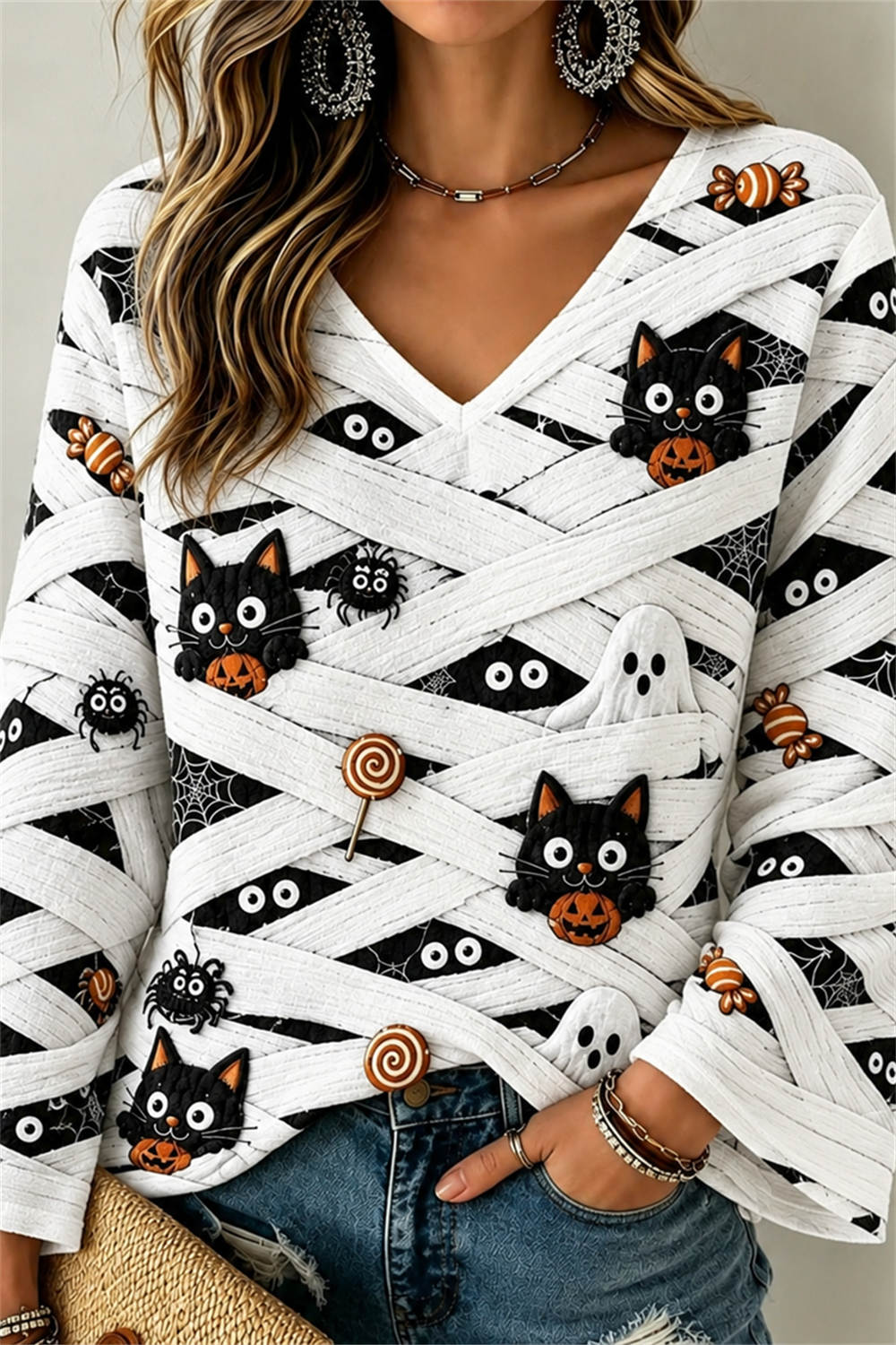 Francesca | Von Halloween inspiriertes, weißes, langärmliges Oberteil mit Kürbisgesicht und Katzenmuster und V-Ausschnitt