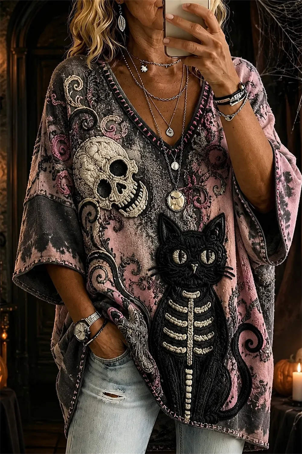 Ada | Halloween-inspiriertes Oberteil mit mehrfarbigem Totenkopf-Katzen-Print, V-Ausschnitt und dreiviertellangen Ärmeln