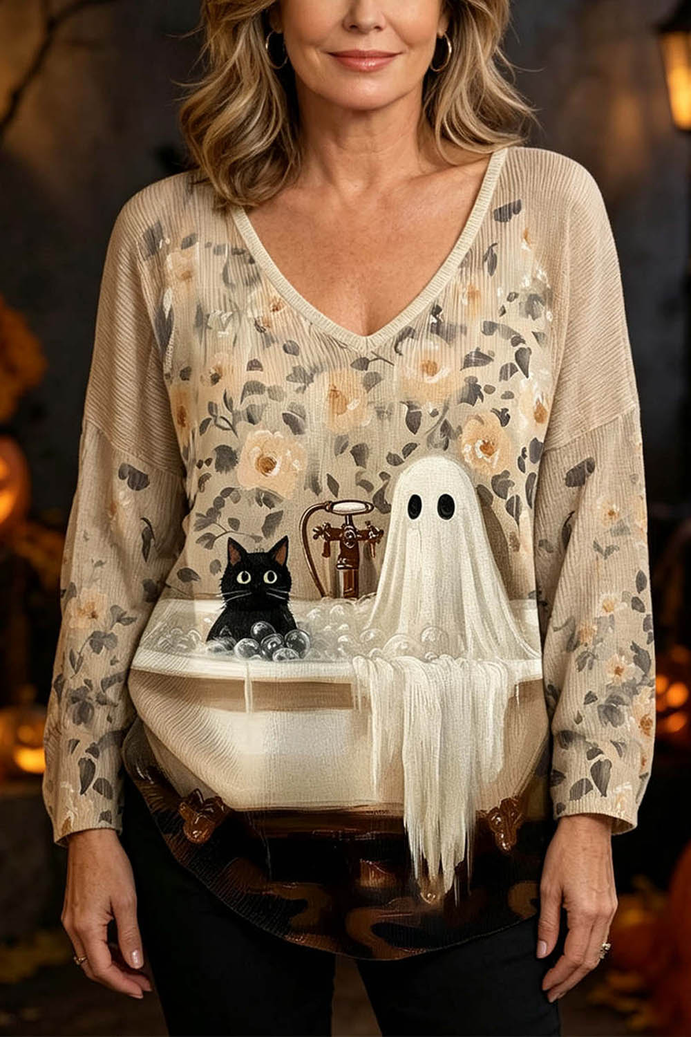 Alicia | Von Halloween inspiriertes, beigefarbenes, langärmliges Oberteil mit Geisterkatzen-Badewannen-Print und V-Ausschnitt