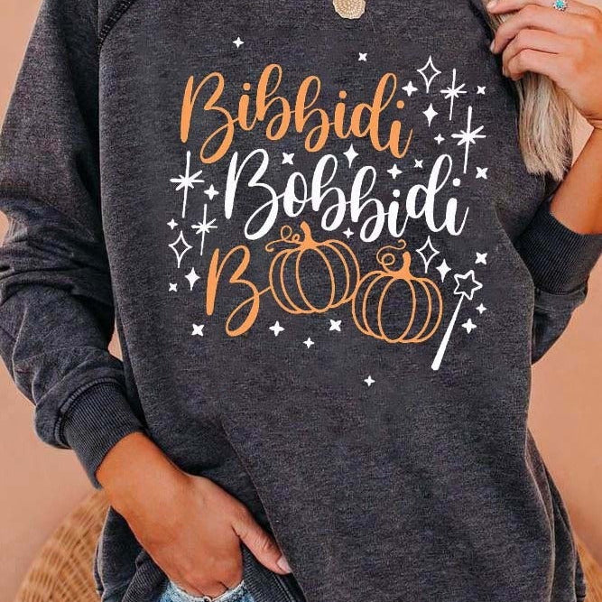 Dora | Langarm-Sweatshirt mit Rundhalsausschnitt und Halloween-inspiriertem Buchstabendruck