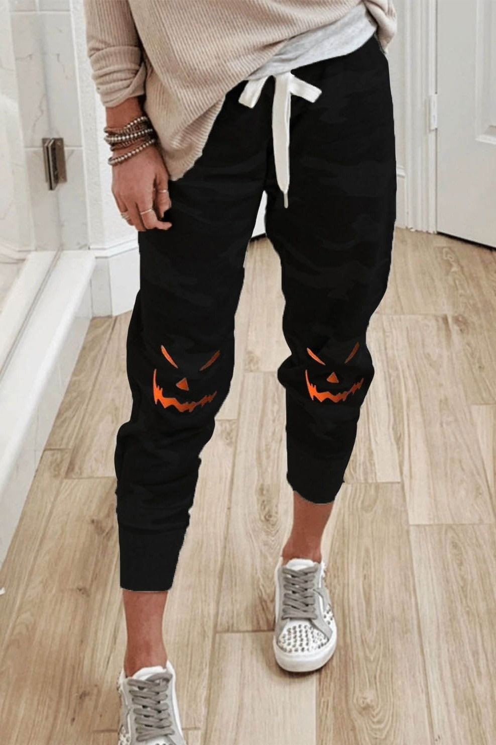 Eileen | Hose mit Halloween-inspiriertem Kürbis-Print und Taschen