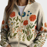 Wrenna - Cardigan mit Reißverschluss auf einer Wiese voller Wildblumen